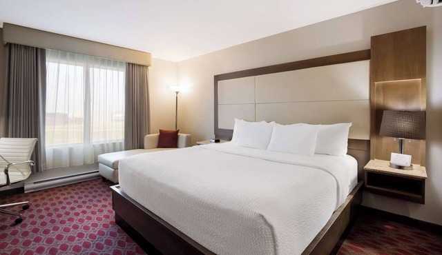 Enjoy in Spacious Room with Swimming Pool and Mountain Scenery