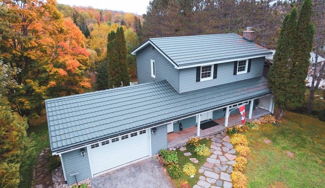 Enjoy our four season cottage with full amenities,on the beautiful Muskoka River
