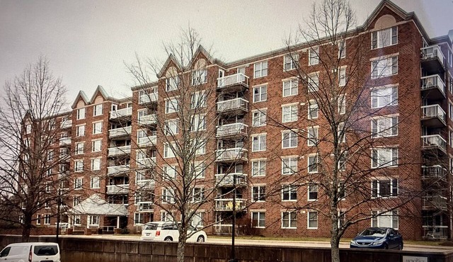 Enjoy waterfront trails nearby. 2 bed 2 bath central condo,10 mins to most plcs.