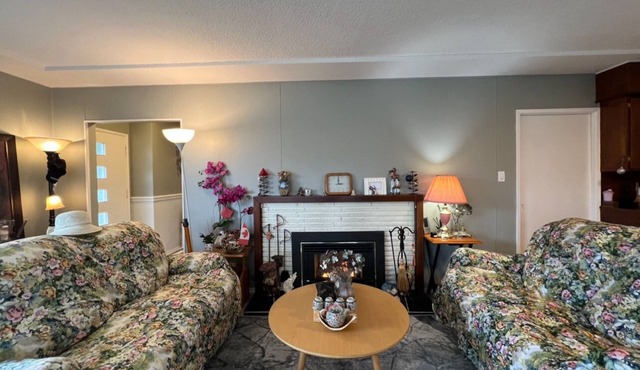 Enjoyable 3-bedroom house in charming Surrey neighborhood, close to everything