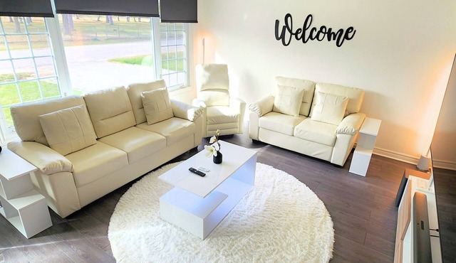 Entire luxury house w/3Bdrm, 2Bthrm, hot tub, EV charger, PS5, BBQ & fire pit