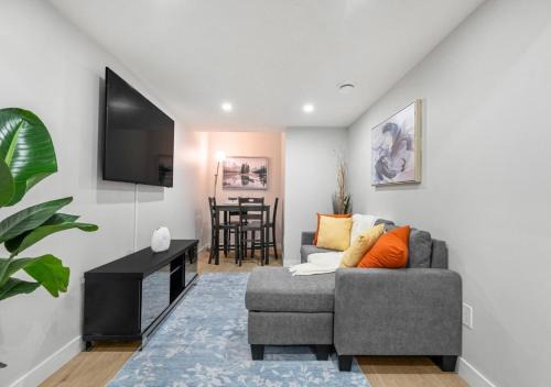 Entire Modern, Stylish 2BR Suite with Private Entrance