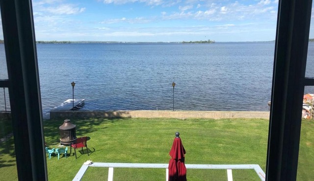 Entire waterfront cottage in carrying place