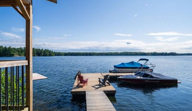 Escape Rejuvenate @Luxury Lakefront Muskoka 3 BR cottage with 2 BR Bunkie