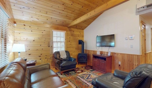 Escape to a dog-friendly cabin w/streaming, kitchen, fireplace & nature nearby in Northport
