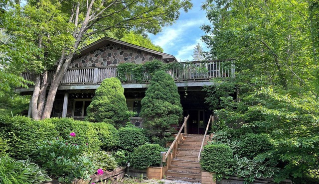 Escape to relaxed country living near Creemore