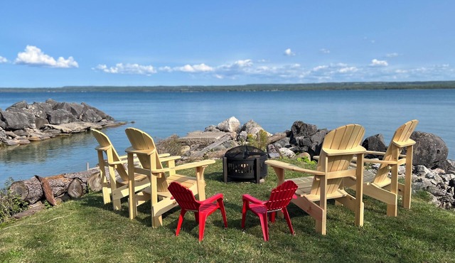 Escape to Your Lakeside Retreat Near Premier Golf Clubs and Marinas!"