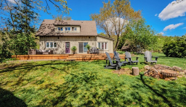 Escarpment Escape - 1 Bedroom Loft Cottage: Huge Deck, Panoramic views, Trails