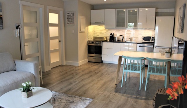 Essence Suites Modern Condo *Collingwood *King Bed *Lake *Beach *Mountains *Spa