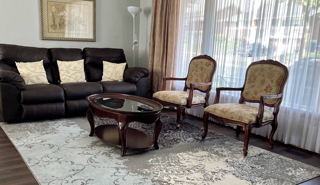 Etobicoke House close to Airport and other Amenities