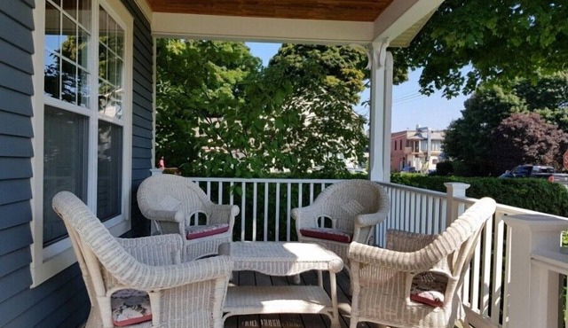Eucalyptus Cottage - Steps to Downtown and the Big Flag - 3 Bedroom - 1 Bathroom