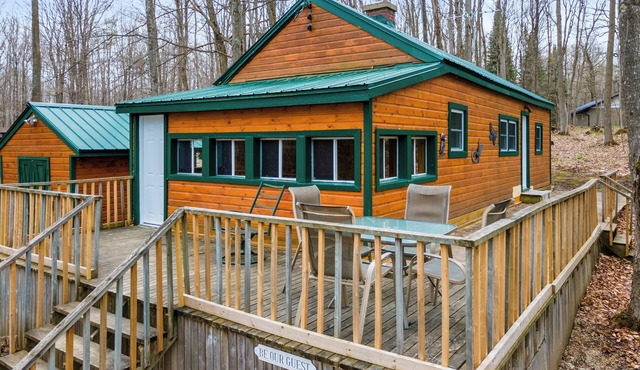 Eugenia Lake Cottage. One minute walk to beach.