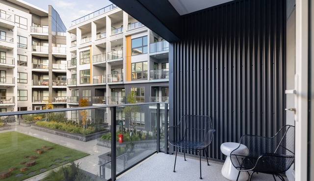 Eve Richmond l 1 Bedroom + Den