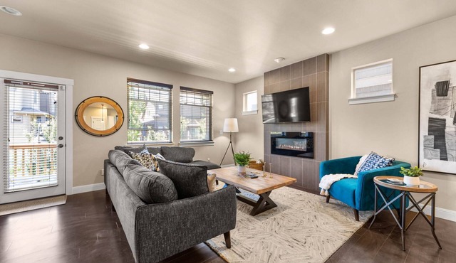 Exceptional Location & Vibes, New Décor, Artwork, & Furnishing, Community Pool, 8 Miles to Portland in Beaverton