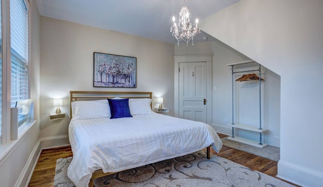 Executive 1-Bedroom King Bed Suite in Lunenburg (Suite 5)