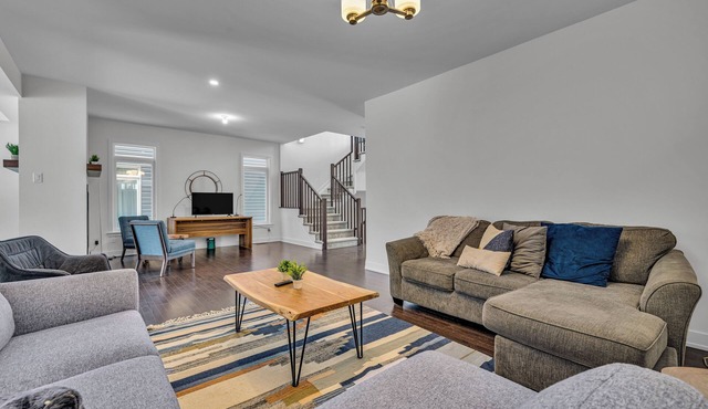 Executive 4BDRM Home | Close to Airport/Downtown