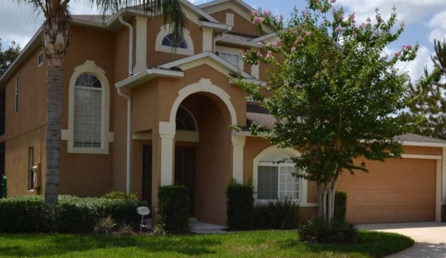 Executive 5 Bed 3 Bath Pool Home - INCLUDES POOL HEAT in Davenport