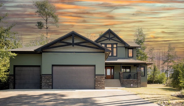 Executive 5 bedroom home in beautiful Jarvis Bay!
