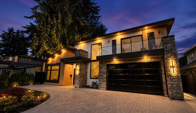 Executive 5BR White Rock/SS Retreat | Patios, Beaches, BBQ & Family Getaways