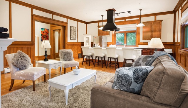 Executive Elegance Close to Lake
