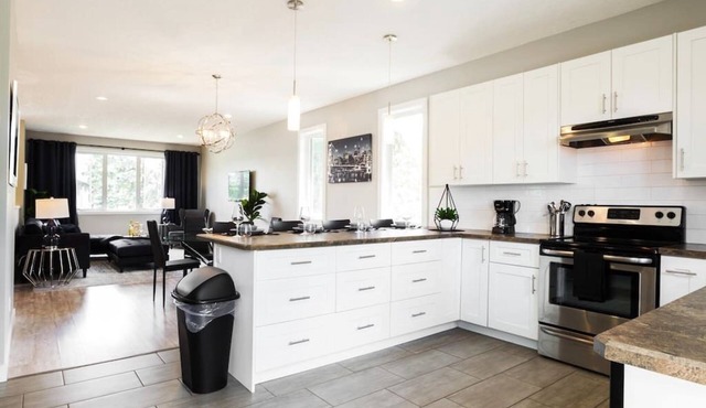 ★Executive Home★Garage⚡WiFi & NFLX ★Sanitized✔Long Stays!