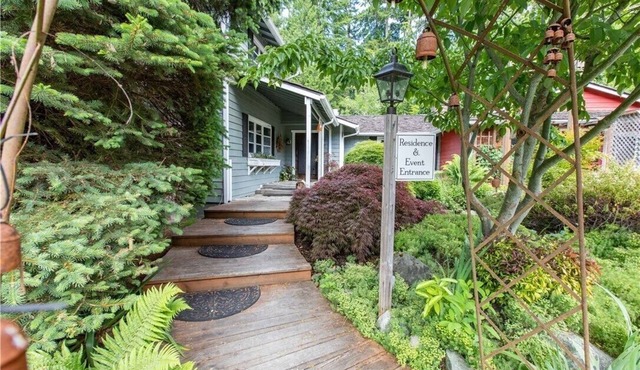 Expansive manor house for family gatherings, retreats, walkable to the village! in Langley
