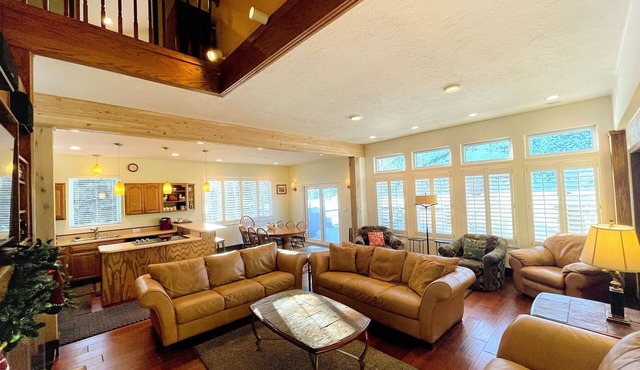Experience Sun Valley │ Après-Ski Hot Tub on Golf Course │On SV bike path! in Sun Valley