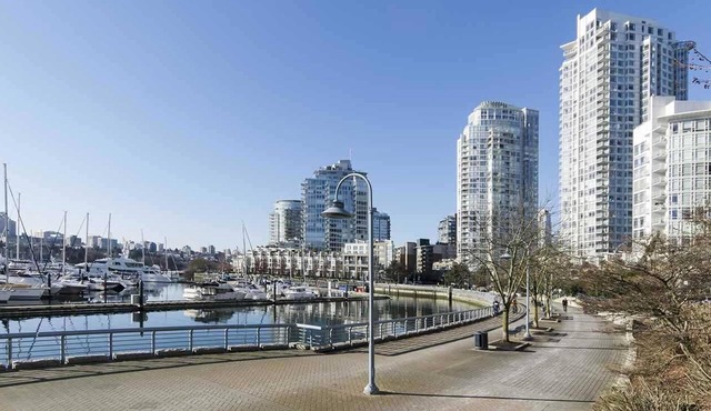Exquisite 1bedroom+Den Furnished Condo