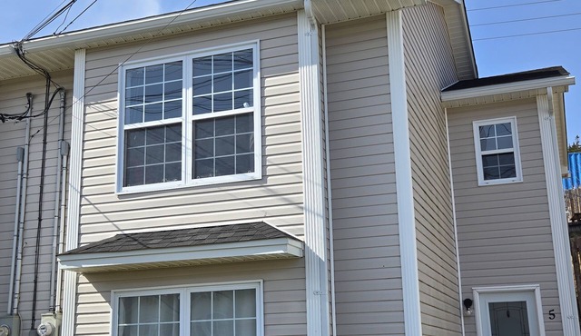 Extremely Cozy, Centrally Located 1 Bedroom Duplex That's Pet Friendly:)