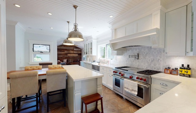 Fabulous 4300 Sq Ft 5 Bed + Den