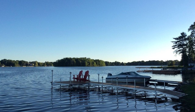 Fabulous waterfront 3bdRm+ 2Rm Family Cottage @Kawartha Lakes 430' Yard 2.5wshrm
