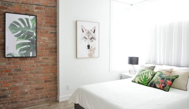 FALL & WINTER SPECIAL! Huge Ground Floor apt with Courtyard - 5 bed + 6 bath