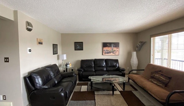 Family and Business friendly AC home, 20 minutes to the airport and WE Mall