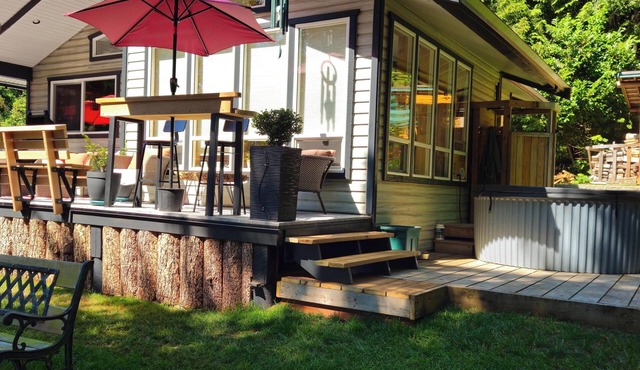 Family and Pet friendly Fabulous B&B, AC, Ocean Views, close to Town and Beach.