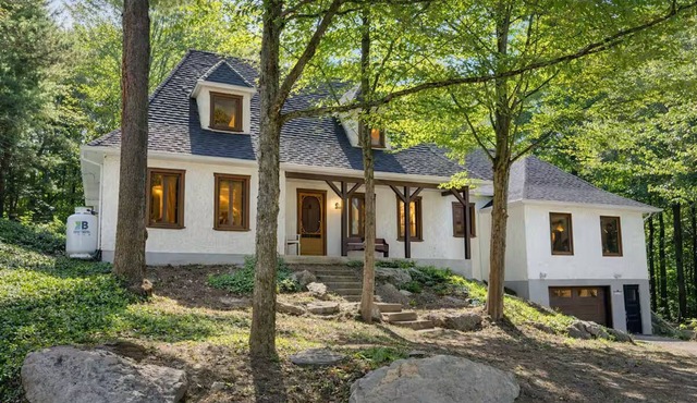 Family Chalet in the Forest near Amazoo & Yamaska Park