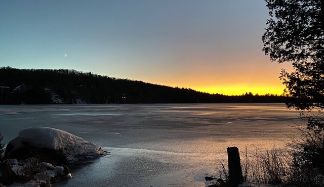 Family cottage remote work haven. Starlink. Ski hill, trails, and Nordic spa.