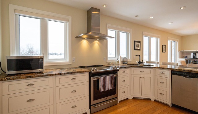 Family Cottage with breaktaking views of Lake Erie