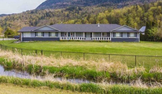 Family Friendly Acreage Retreat w/ In-ground Saltwater Pool & Mtn Views