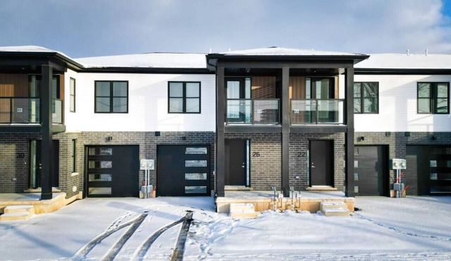Family Friendly Canal Front 3BR with BBQ and Sleeps 8 guests