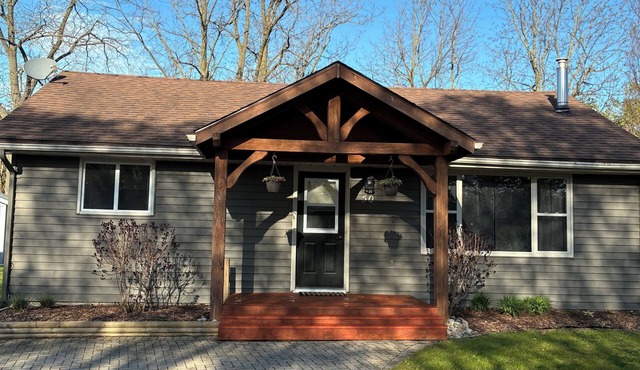 Family Friendly Cottage close to beach and main strip.