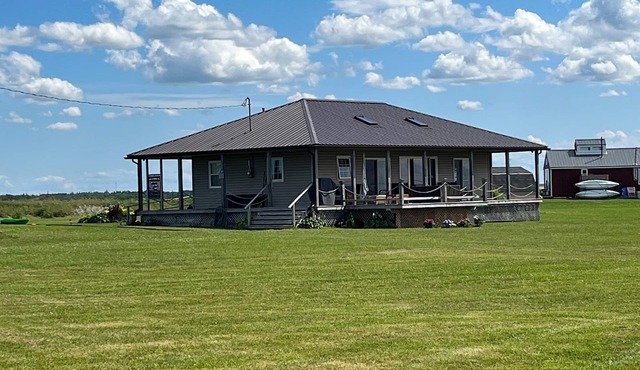 Family friendly cottage with water view- Minutes from Thunder Cove Beach