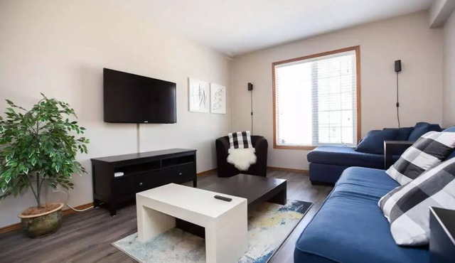 Family-Friendly Haven in Trendy South Osborne: 5-Star Comfort and Convenience!