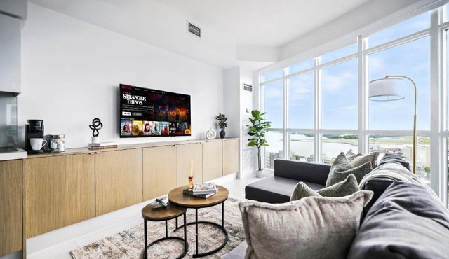 Family Haven by Rogers Centre Parking Sleeps 8