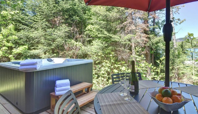 Family Lake Access Chalet w/Spa