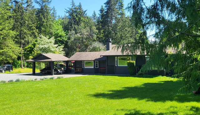 Family Lakehouse on Elk Lake, 2 acre private estate, Sleeps 10, BBQ, Pets OK !