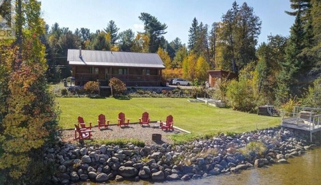 Family Oriented waterfront Log Cabin with hot tub