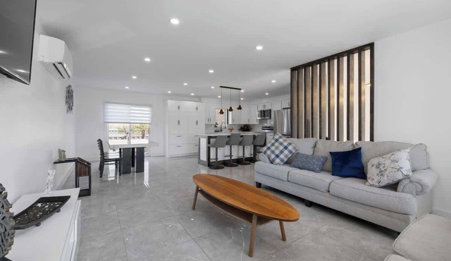 Family Retreat – King Bed, Jacuzzi & Big Backyard