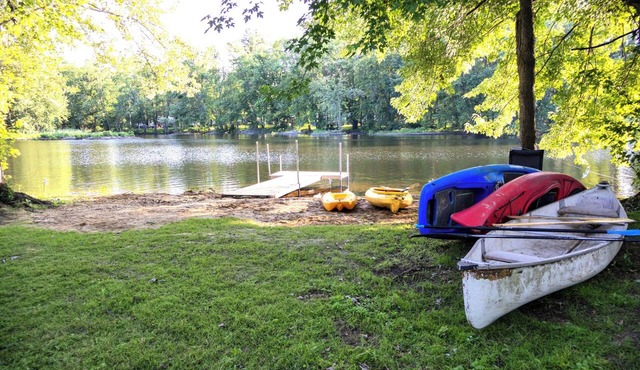 Family Waterfront Cottage | Private Beach, Hot Tub & Game Room