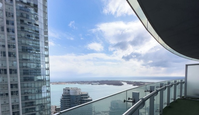 Fancy 2 Beds Suite near CN Tower, Scotia Arena, Rogers Centre & FREE PARKING
