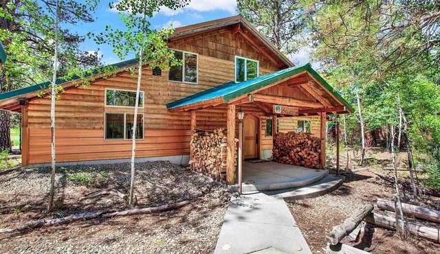 Fantastic Riverside Cabin with Hot Tub, WFI! in Garden Valley